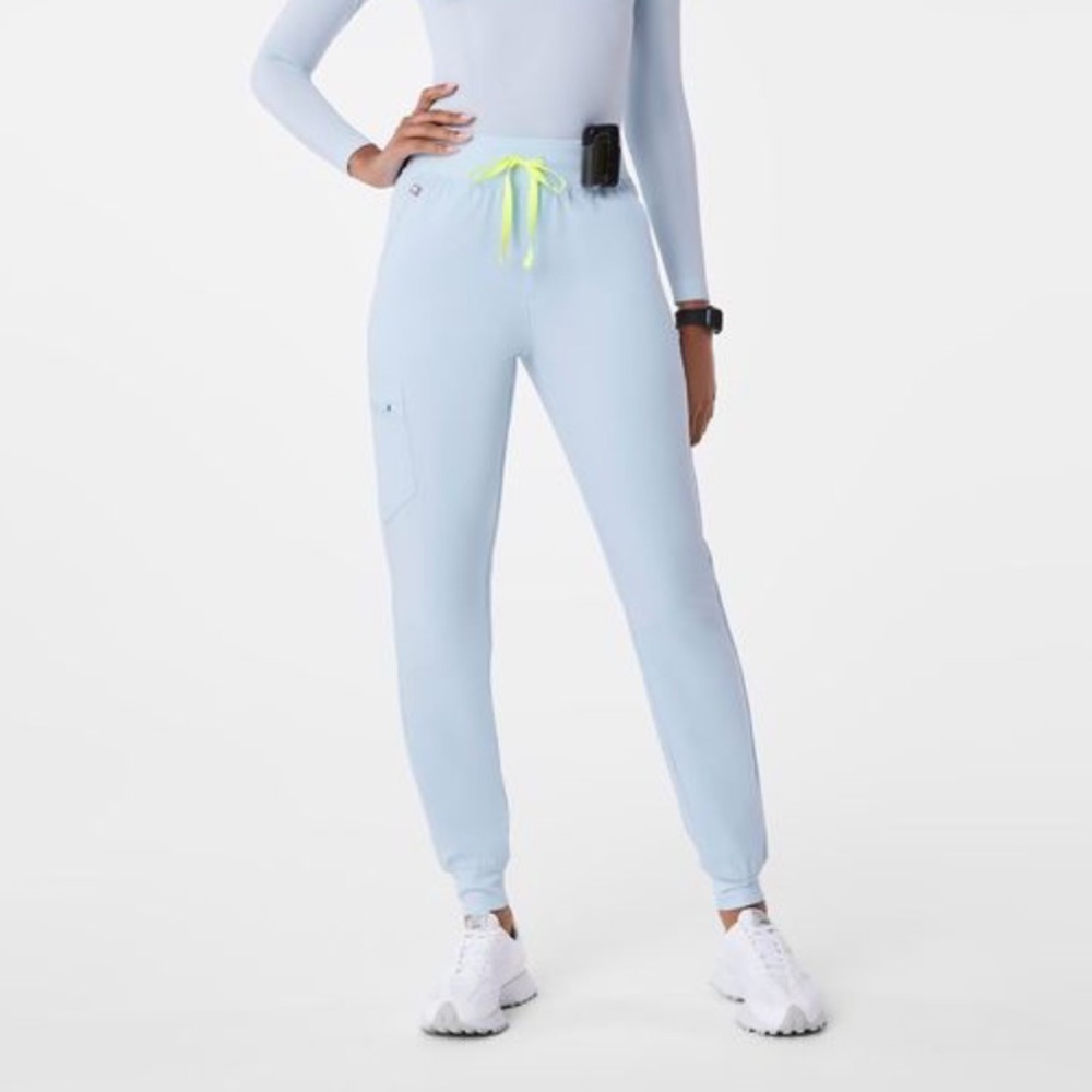 * SET * Figs Women’s Open Skies Joggers and Matching Top